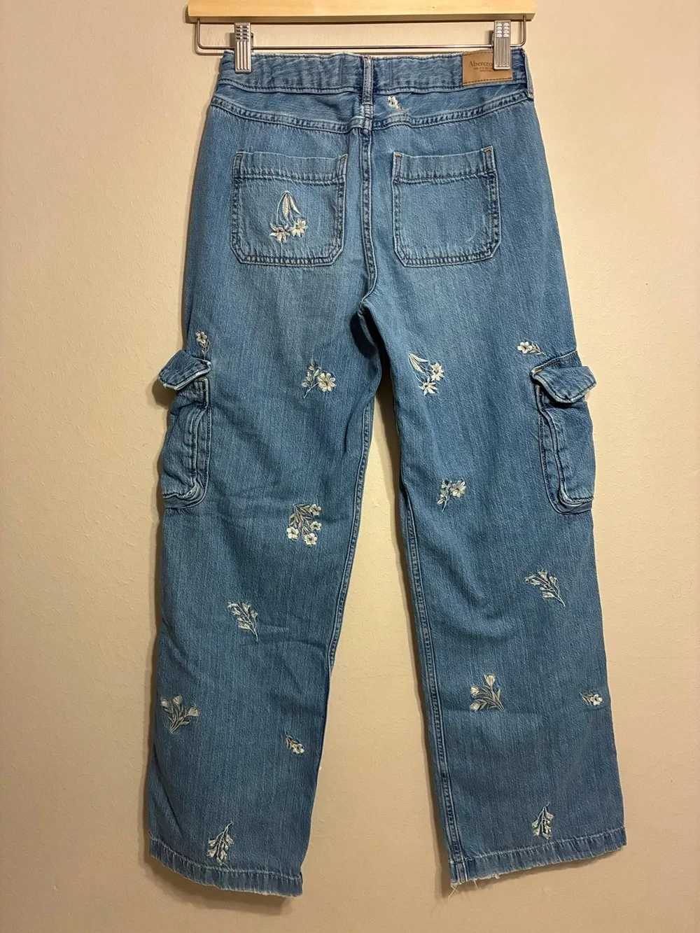 Abercrombie kids low rise baggy flowers Embroidered cargo jean 100% cotton 15/16